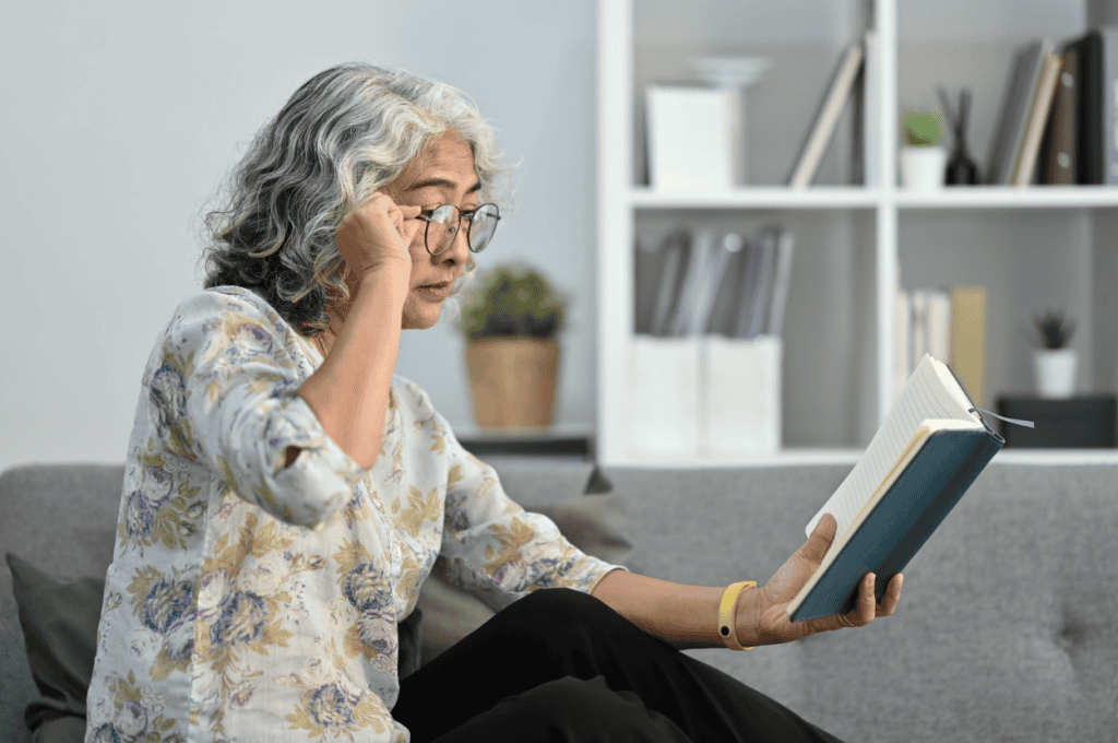 Personne âgée lecture