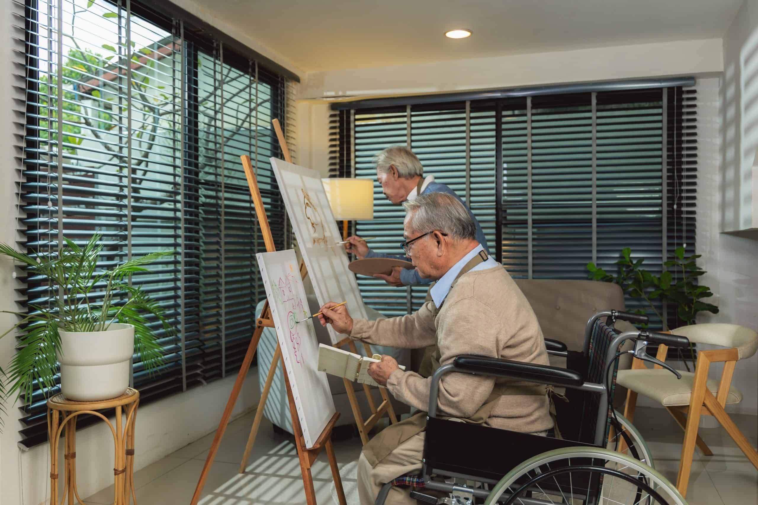 Deux personnes âgées qui font de la peinture ensemble lors d'une activité dans une résidence pour aînés à Montréal