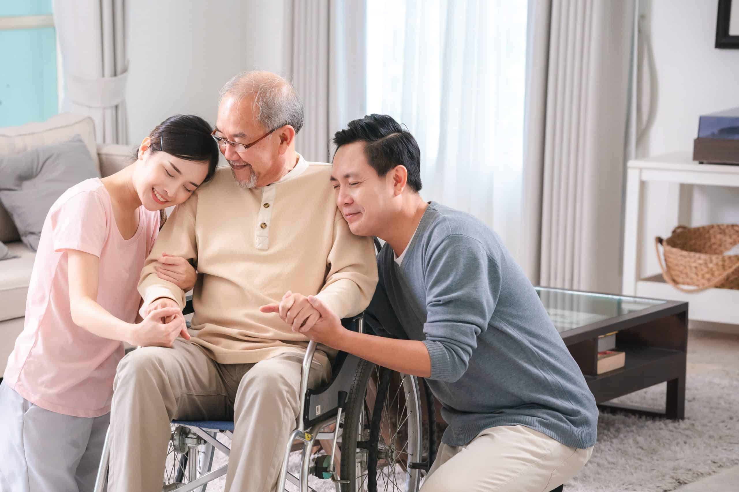 Une famille accompagne avec amour leur parent âgé en fauteuil roulant avant son entrée en résidence à Montréal